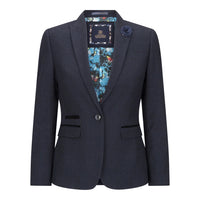 Blazer azul marino con forro floral sobre fondo blanco.