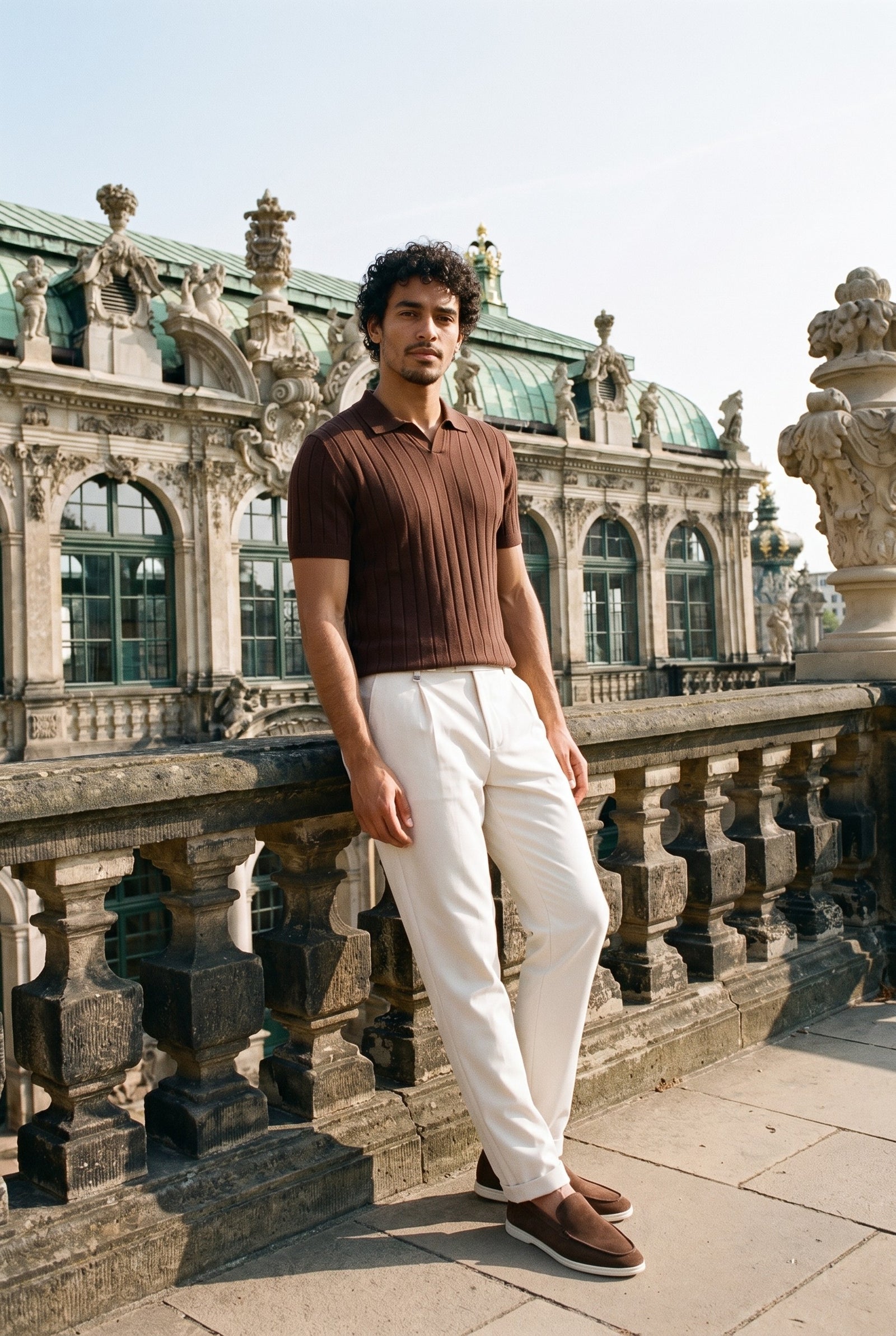 Look #1027 styled with Polo de punto acanalado marrón para hombre