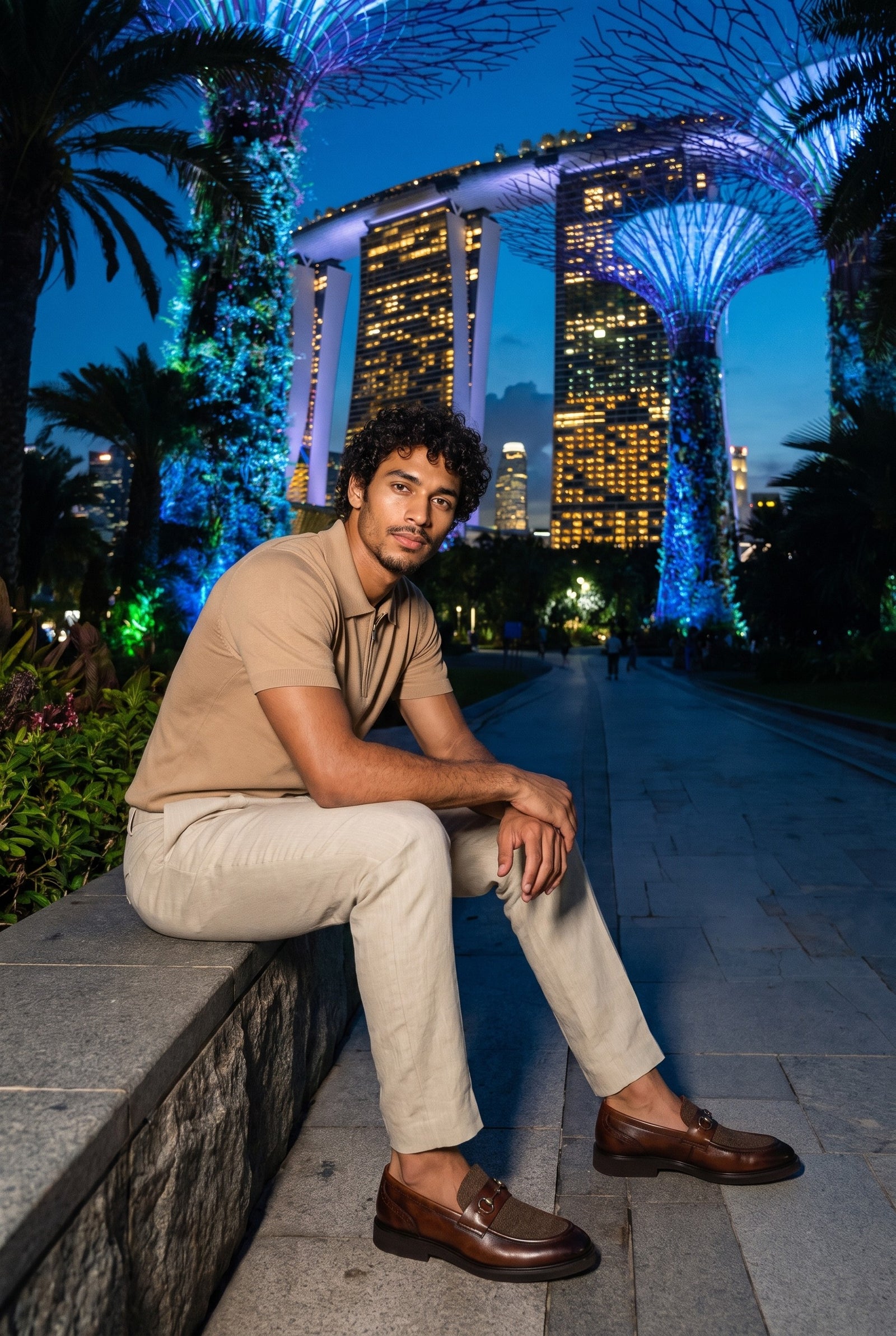 Look #1028 styled with Polo de punto beige con cremallera en el cuello para hombre