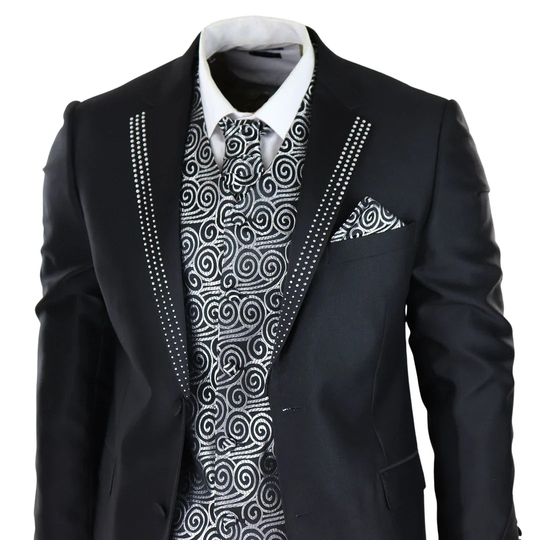 Traje de boda de tres piezas para hombre, color negro, con corbata plateada y chaleco adornado.
