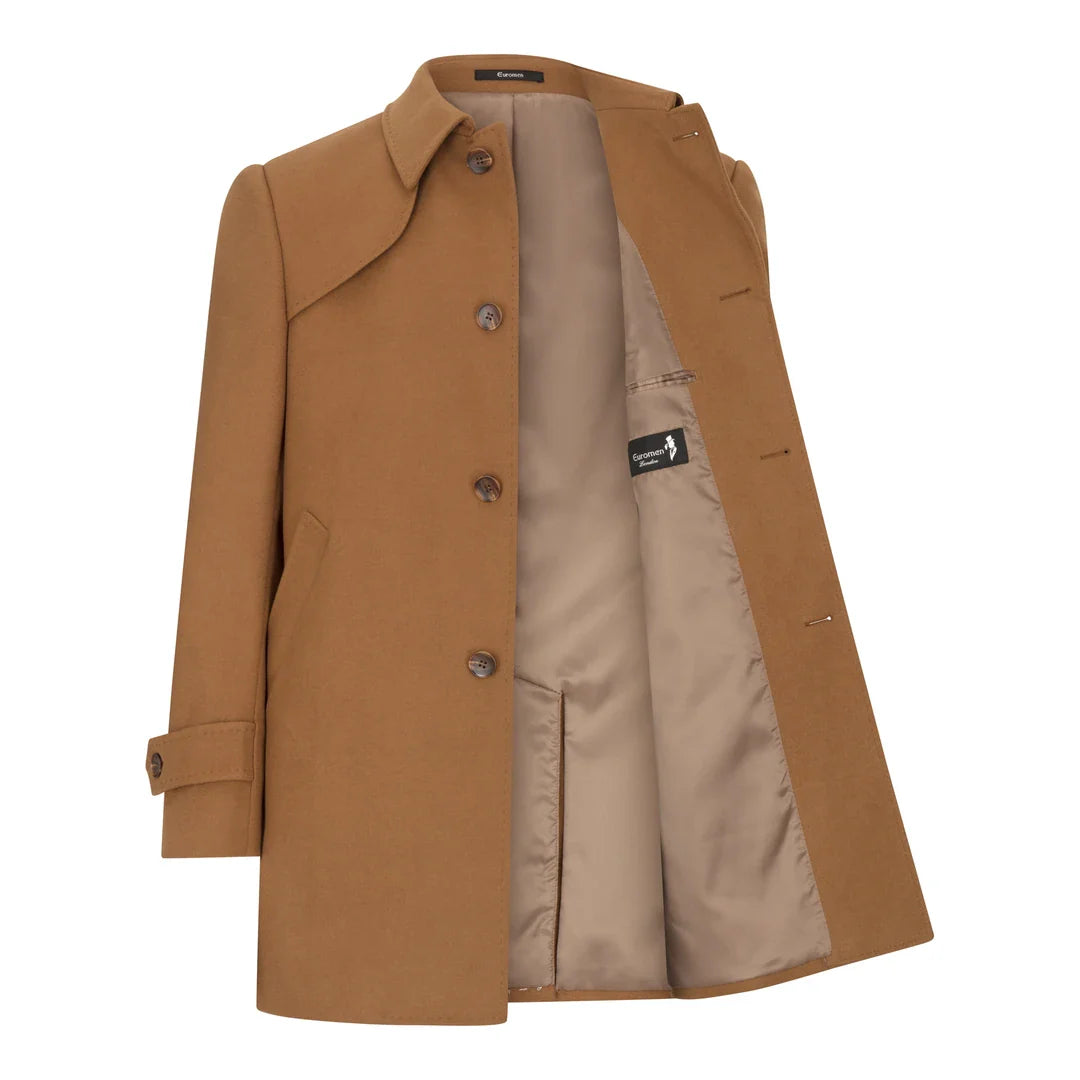 Abrigo de lana para hombre de 3/4 color camel tostado, cuello clásico abotonado y parche en el hombro.
