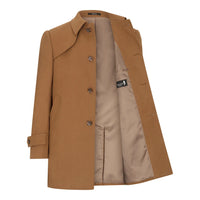 Abrigo de lana para hombre de 3/4 color camel tostado, cuello clásico abotonado y parche en el hombro.