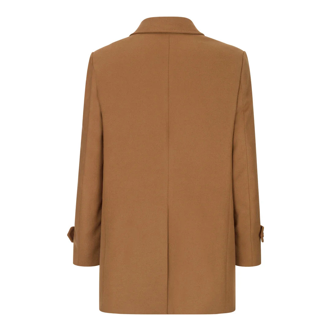 Abrigo de lana para hombre de 3/4 color camel tostado, cuello clásico abotonado y parche en el hombro.