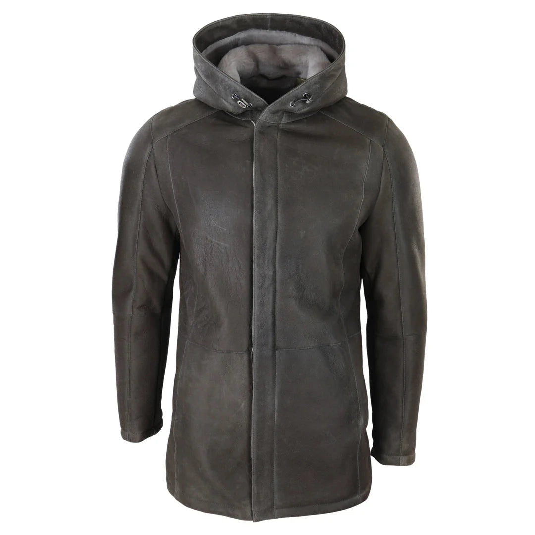 Chaqueta de hombre de 3/4 de piel de oveja suave marrón con capucha. Abrigo clásico de invierno cálido.