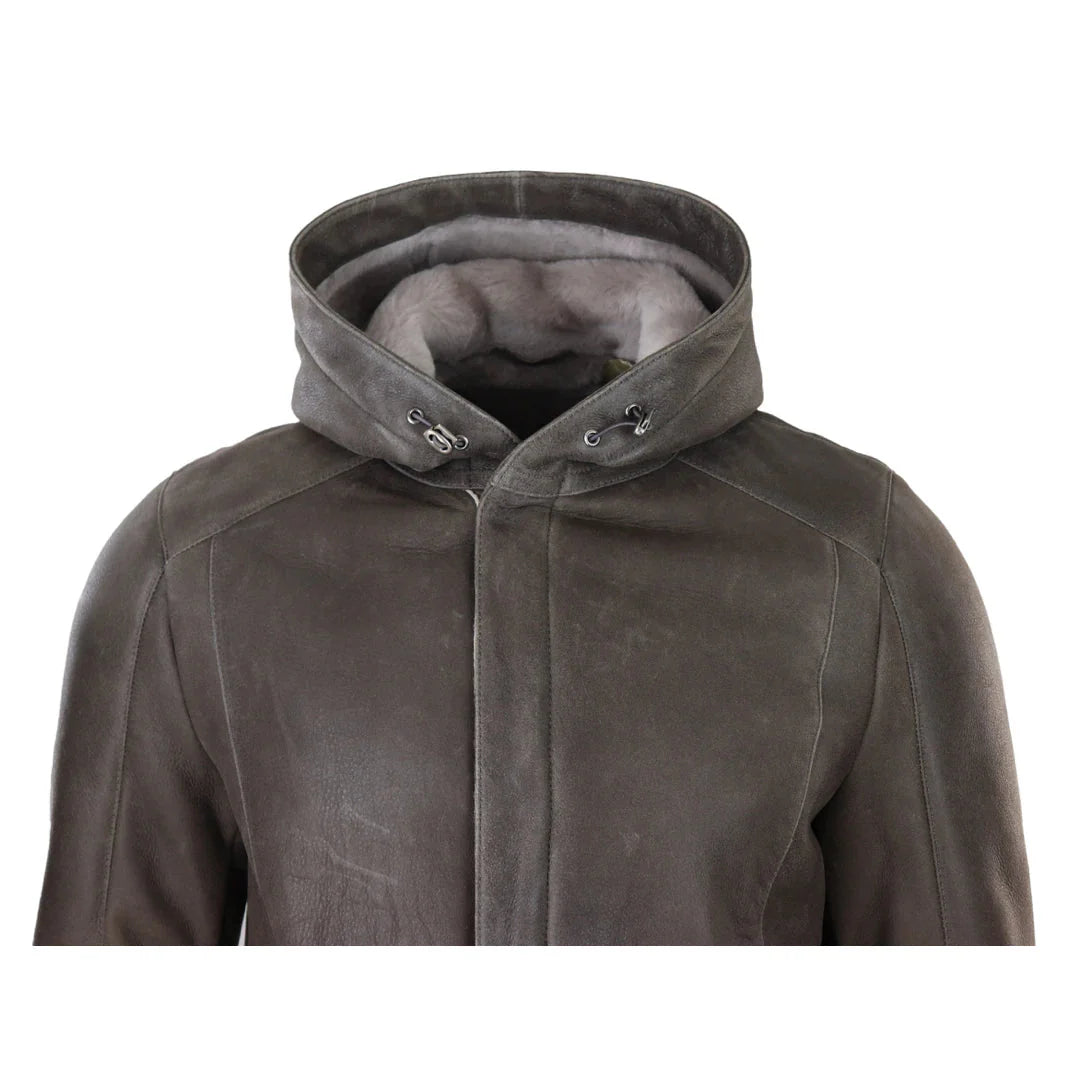 Chaqueta de hombre de 3/4 de piel de oveja suave marrón con capucha. Abrigo clásico de invierno cálido.