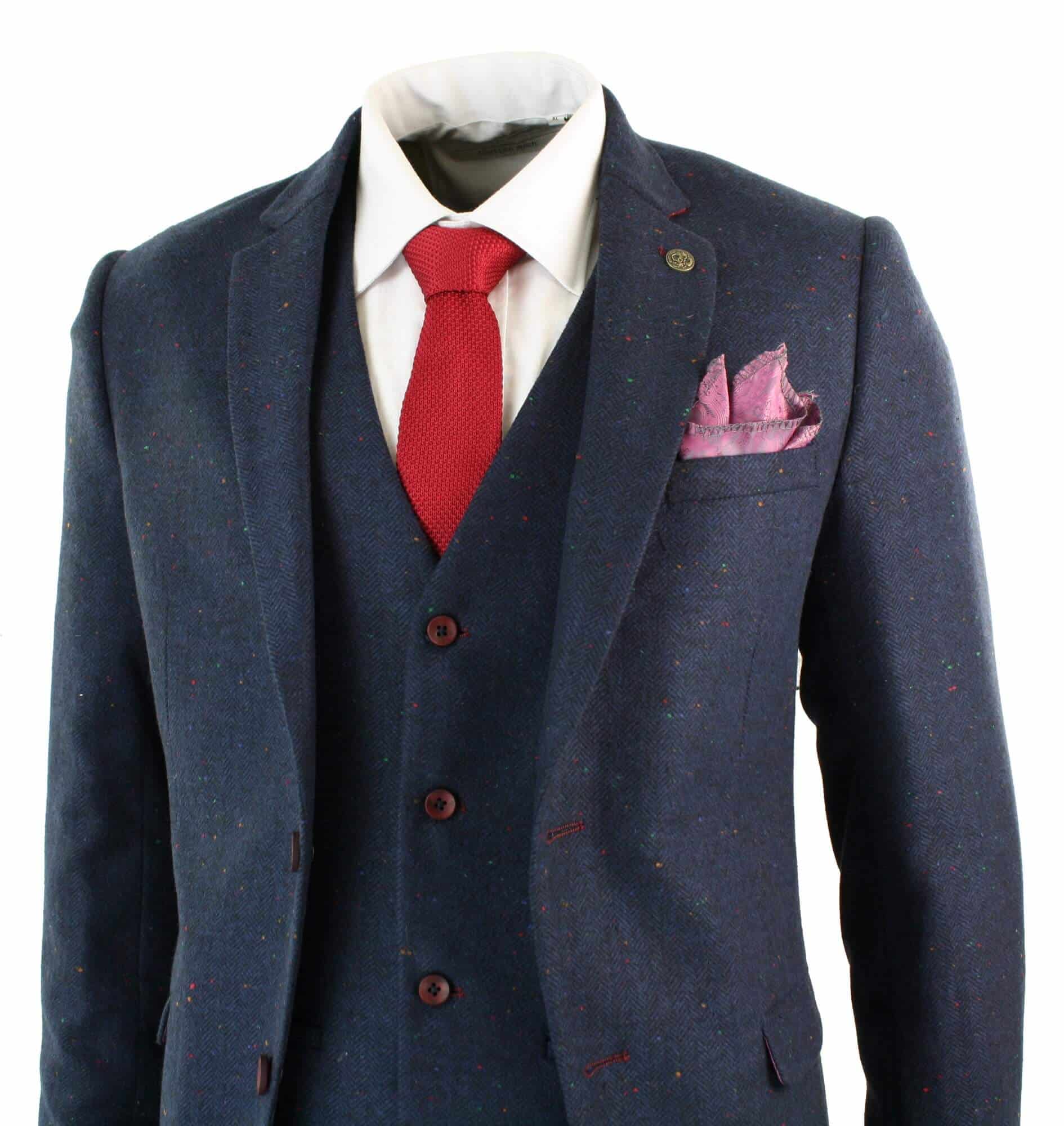 Traje de hombre de 3 piezas azul marino de corte ajustado con ribete color vino.