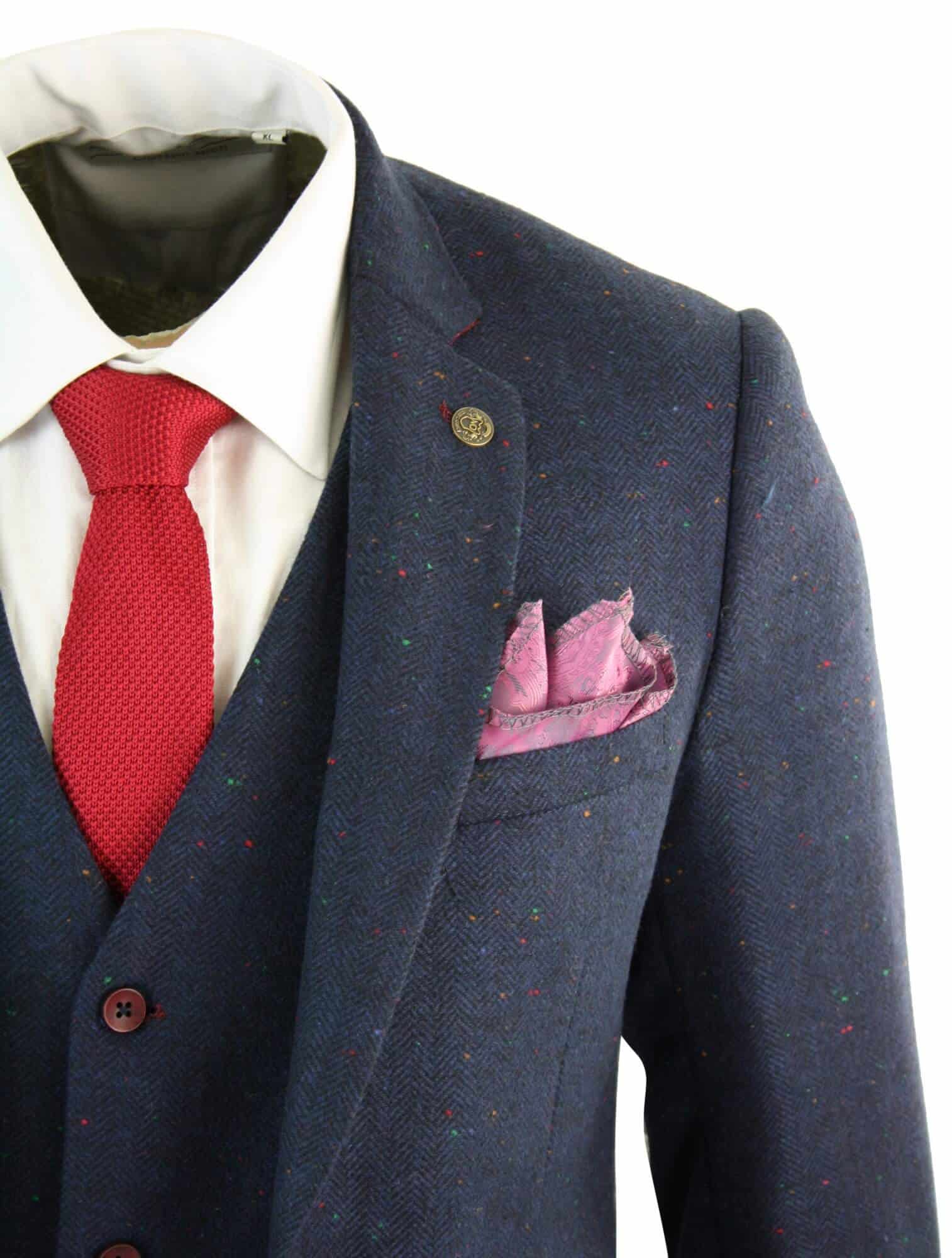Traje de hombre de 3 piezas azul marino de corte ajustado con ribete color vino.