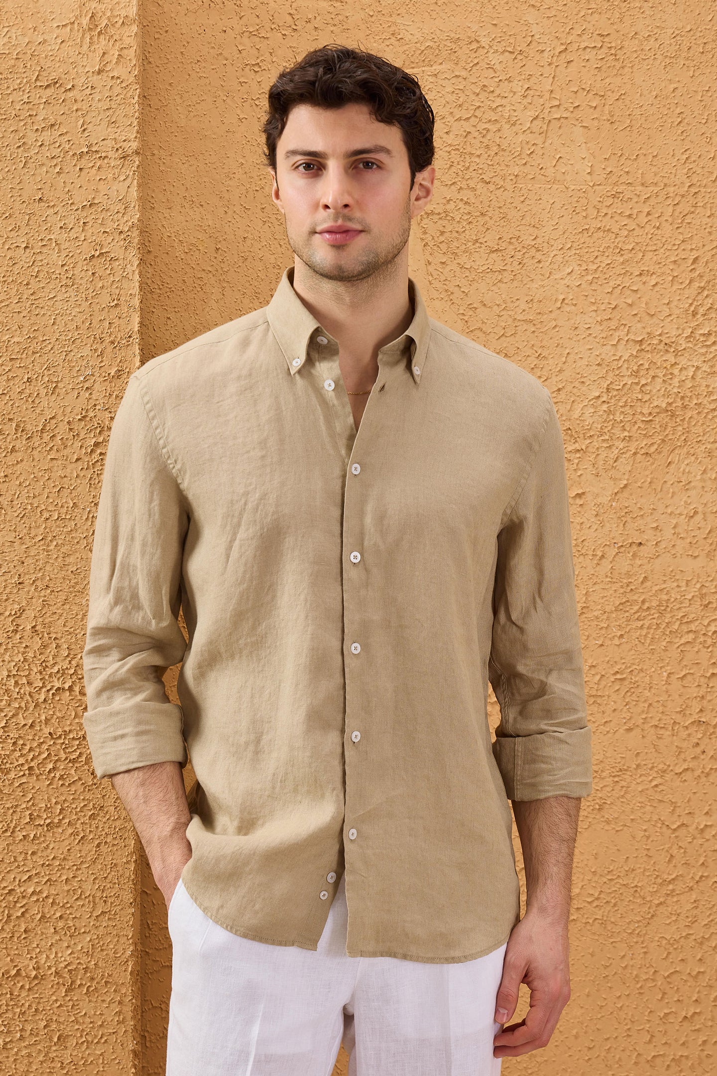 Camisa de hombre de lino puro color beige oscuro, manga larga, con botones, ideal para el verano.