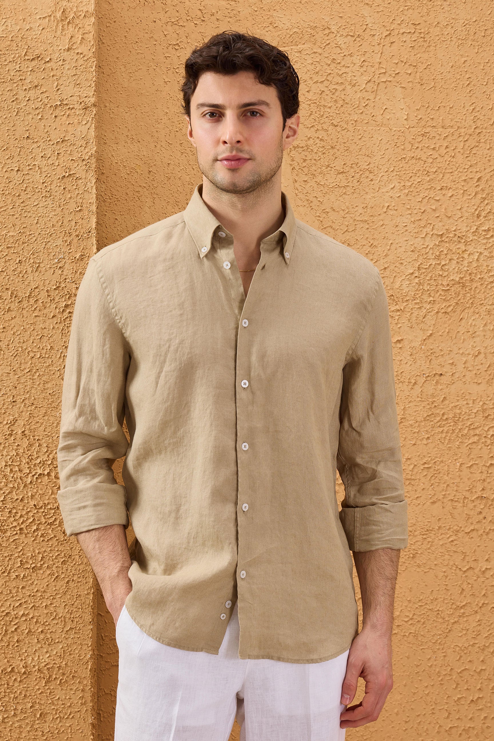 Camisa de hombre de lino puro color beige oscuro, manga larga, con botones, ideal para el verano.
