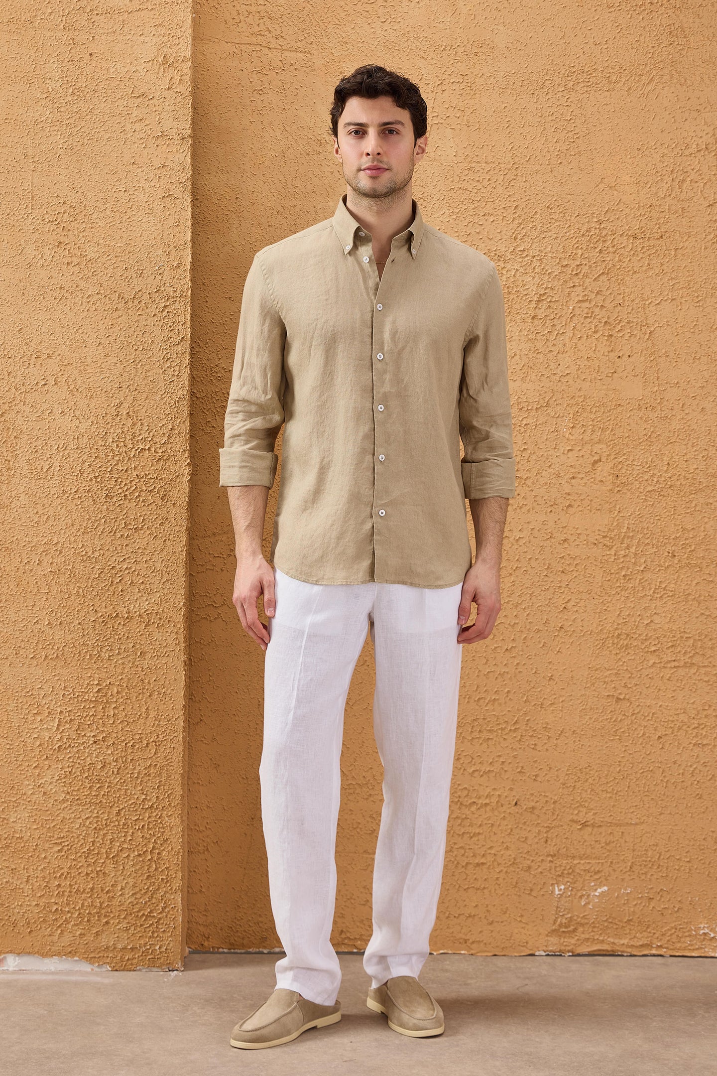 Camisa de hombre de lino puro color beige oscuro, manga larga, con botones, ideal para el verano.