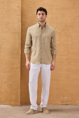 Camisa de hombre de lino puro color beige oscuro, manga larga, con botones, ideal para el verano.