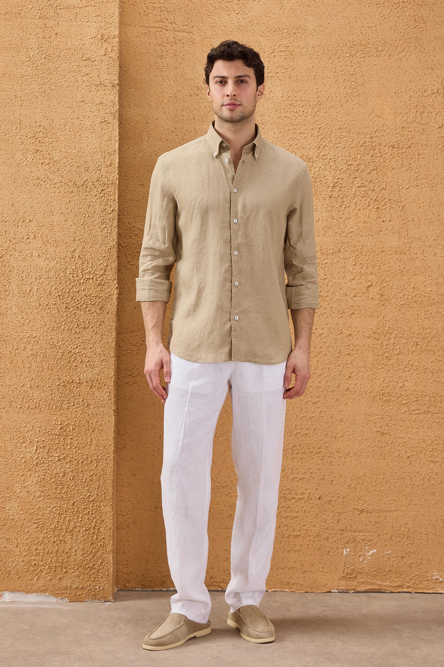 Camisa de hombre de lino puro color beige oscuro, manga larga, con botones, ideal para el verano.
