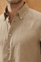 Camisa de hombre de lino puro color beige oscuro, manga larga, con botones, ideal para el verano.