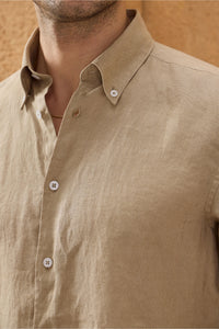 Camisa de hombre de lino puro color beige oscuro, manga larga, con botones, ideal para el verano.