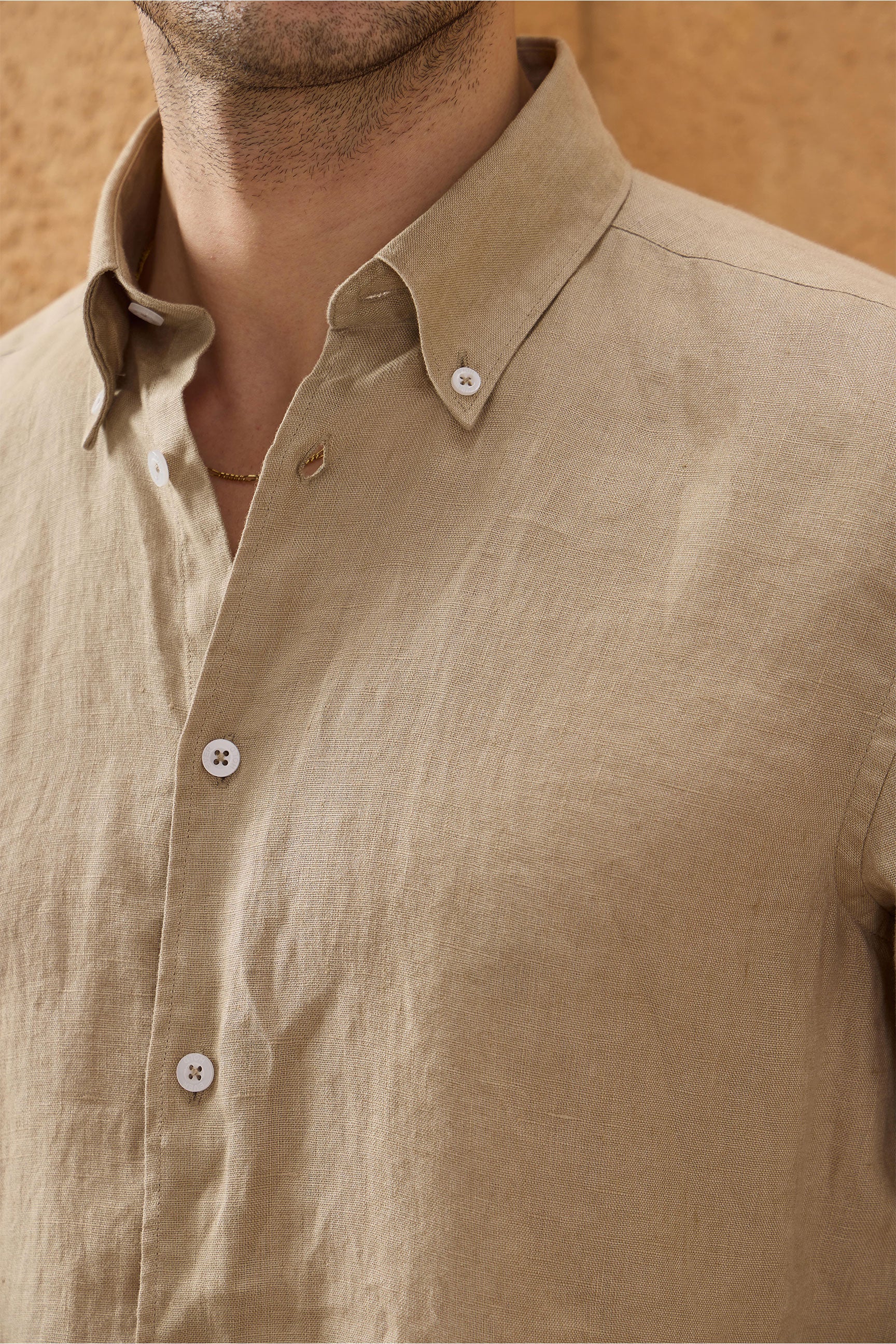 Camisa de hombre de lino puro color beige oscuro, manga larga, con botones, ideal para el verano.
