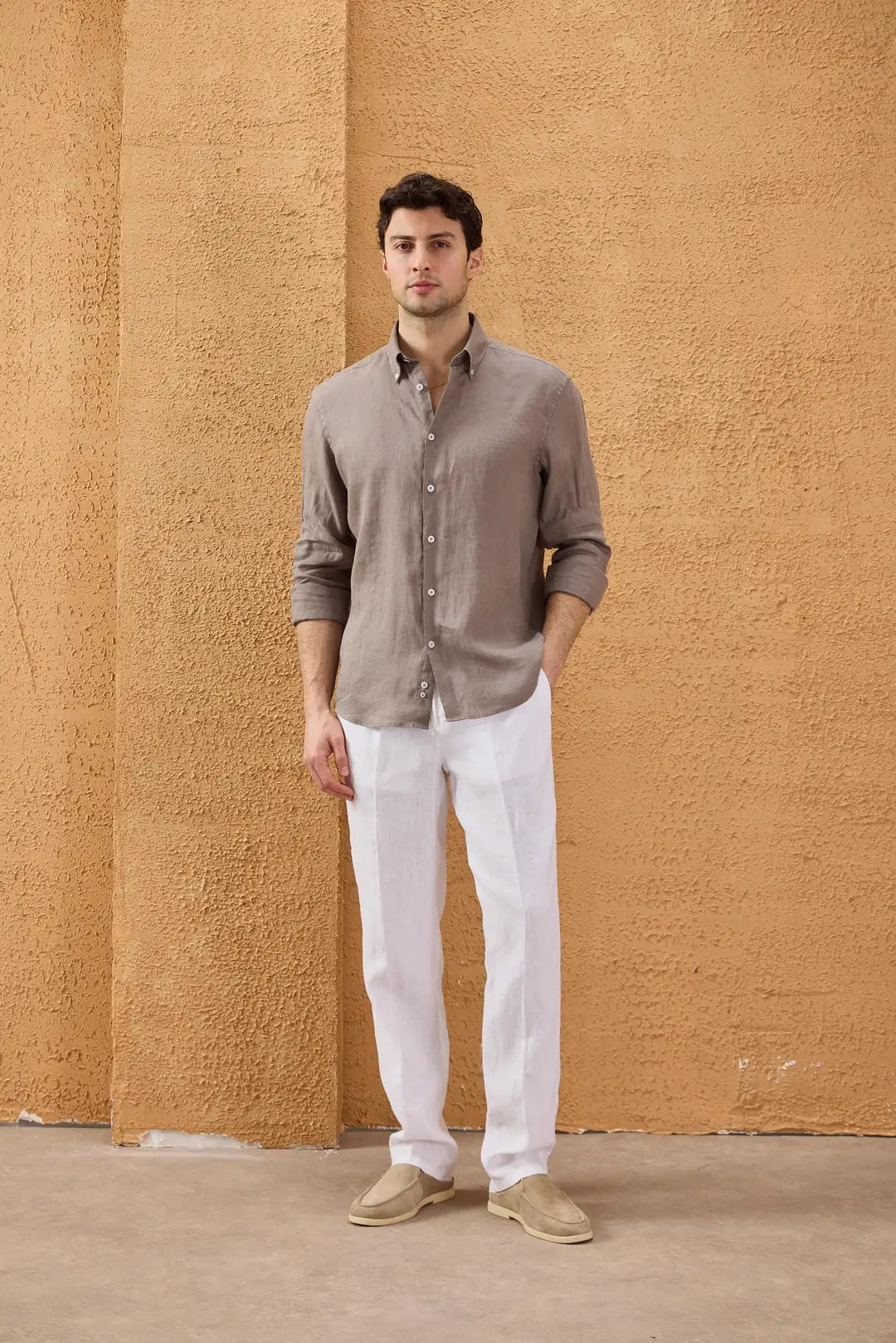 Camisa de hombre de lino puro color marrón claro, manga larga, con botones, ideal para el verano.