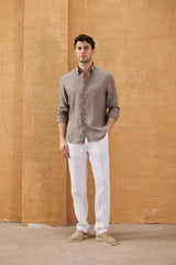 Camisa de hombre de lino puro color marrón claro, manga larga, con botones, ideal para el verano.