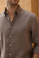 Camisa de hombre de lino puro color marrón claro, manga larga, con botones, ideal para el verano.