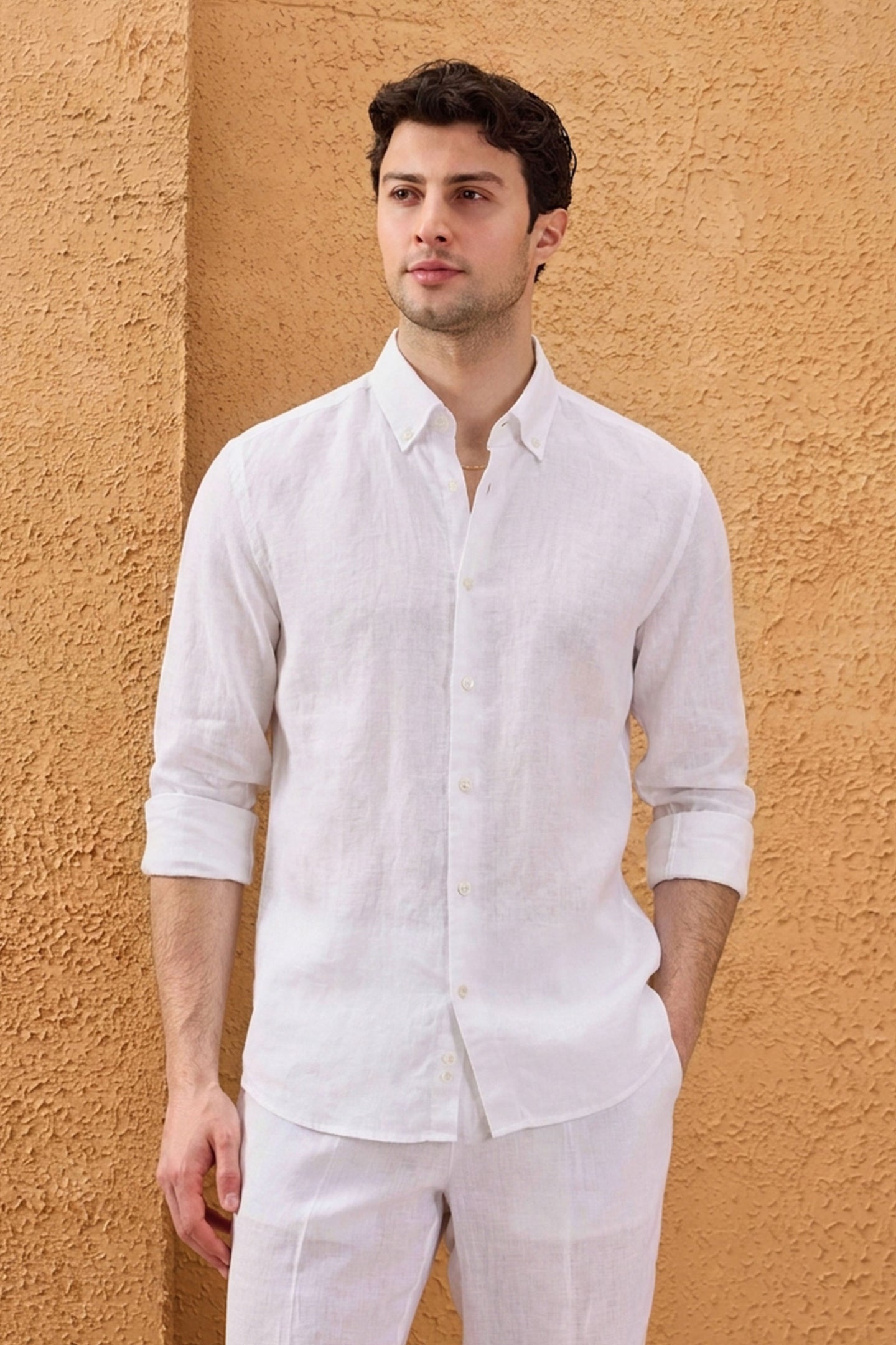 Camisa de hombre blanca de lino puro, manga larga, con botones, ideal para el verano.