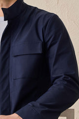 Conjunto de chaqueta safari azul marino de mezcla de algodón y pantalón blanco para hombre. Atuendo elegante e informal.