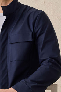 Conjunto de chaqueta safari azul marino de mezcla de algodón y pantalón blanco para hombre. Atuendo elegante e informal.