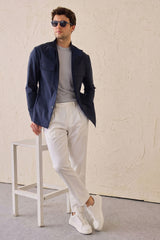 Conjunto de chaqueta safari azul marino de mezcla de algodón y pantalón blanco para hombre. Atuendo elegante e informal.