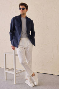 Conjunto de chaqueta safari azul marino de mezcla de algodón y pantalón blanco para hombre. Atuendo elegante e informal.