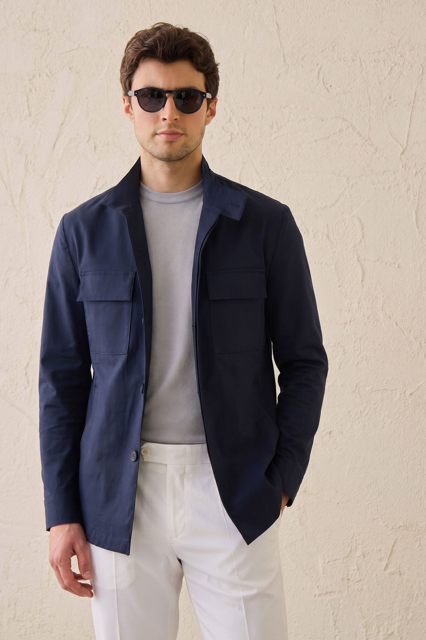 Conjunto de chaqueta safari azul marino de mezcla de algodón y pantalón blanco para hombre. Atuendo elegante e informal.