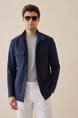 Conjunto de chaqueta safari azul marino de mezcla de algodón y pantalón blanco para hombre. Atuendo elegante e informal.