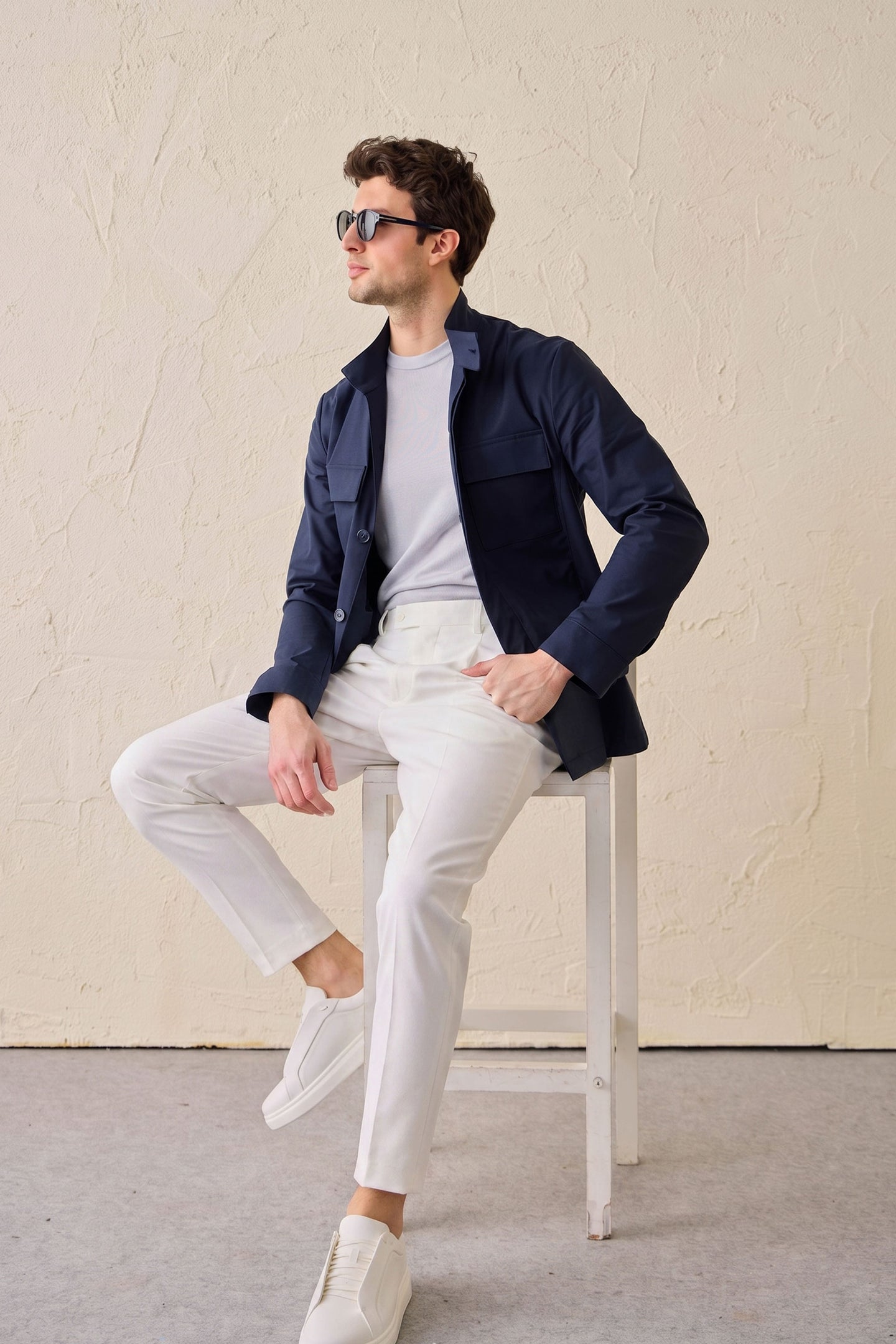 Conjunto de chaqueta safari azul marino de mezcla de algodón y pantalón blanco para hombre. Atuendo elegante e informal.