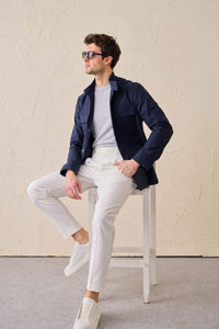 Conjunto de chaqueta safari azul marino de mezcla de algodón y pantalón blanco para hombre. Atuendo elegante e informal.