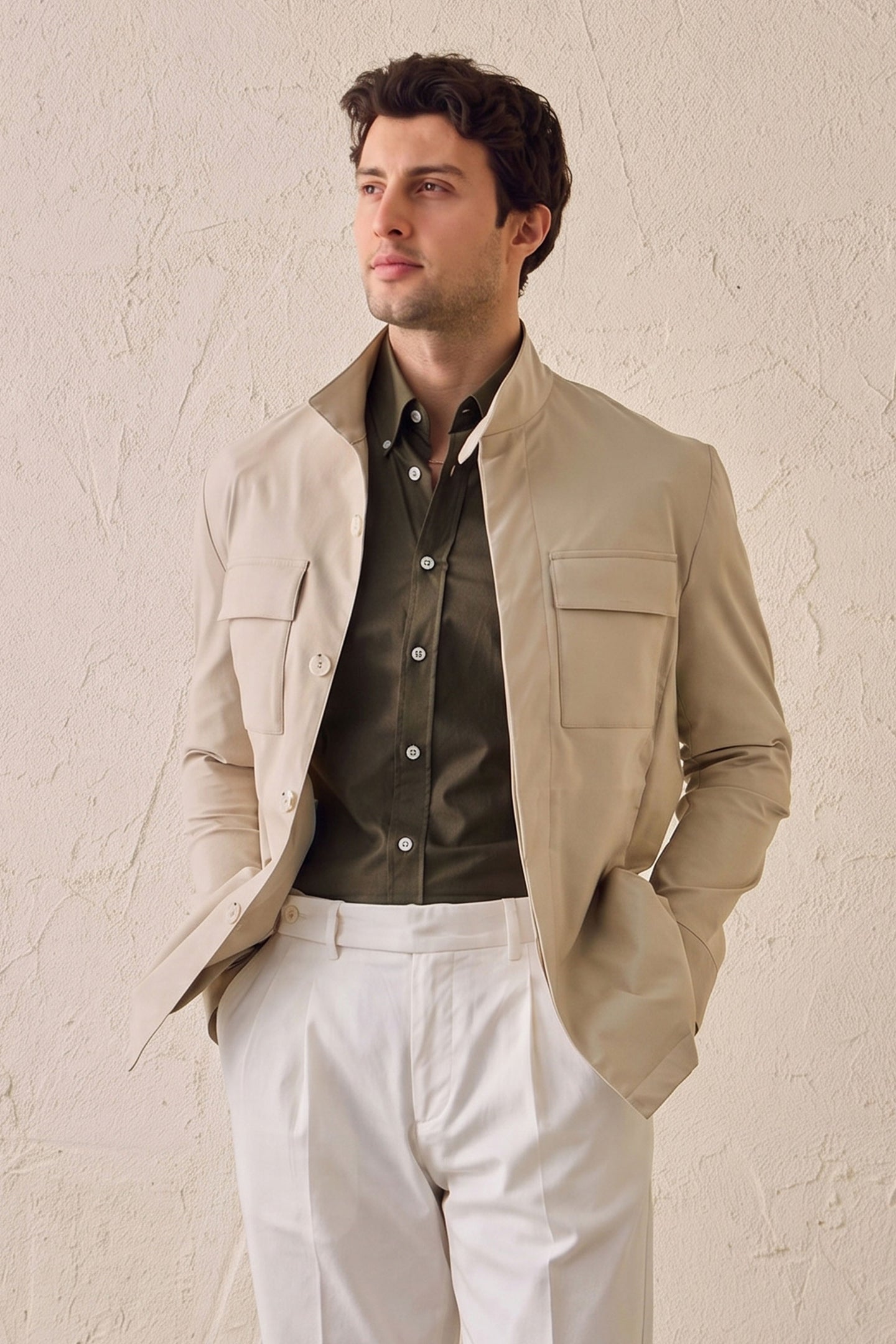 Conjunto de chaqueta safari beige de mezcla de algodón y pantalón blanco para hombre. Atuendo elegante e informal.