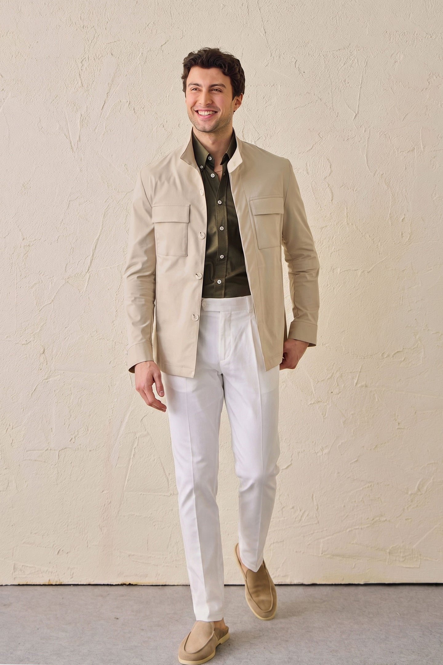 Conjunto de chaqueta safari beige de mezcla de algodón y pantalón blanco para hombre. Atuendo elegante e informal.
