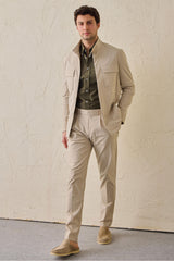 Pantalones casuales elegantes plisados color beige para hombre, corte clásico a medida.