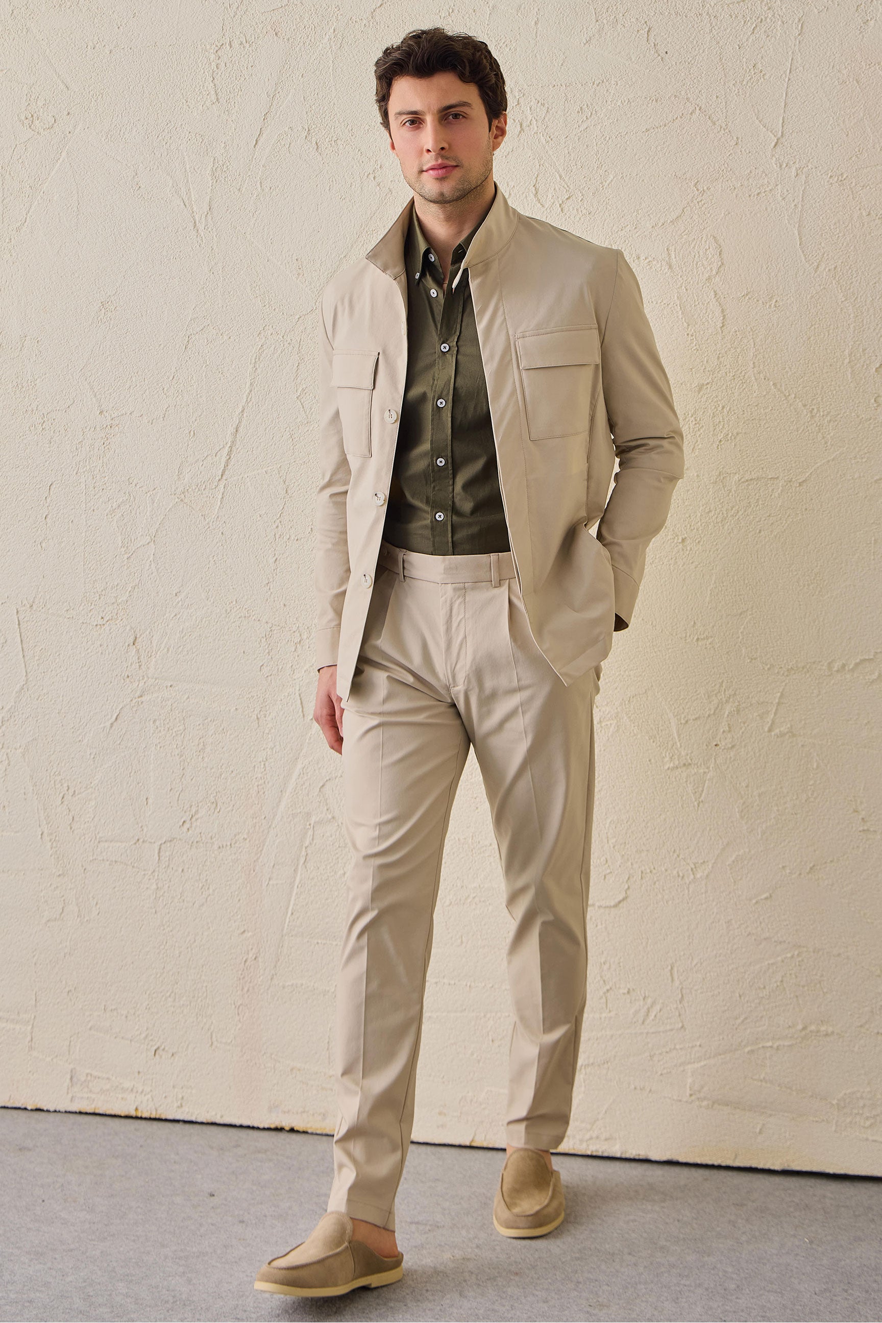 Pantalones casuales elegantes plisados color beige para hombre, corte clásico a medida.