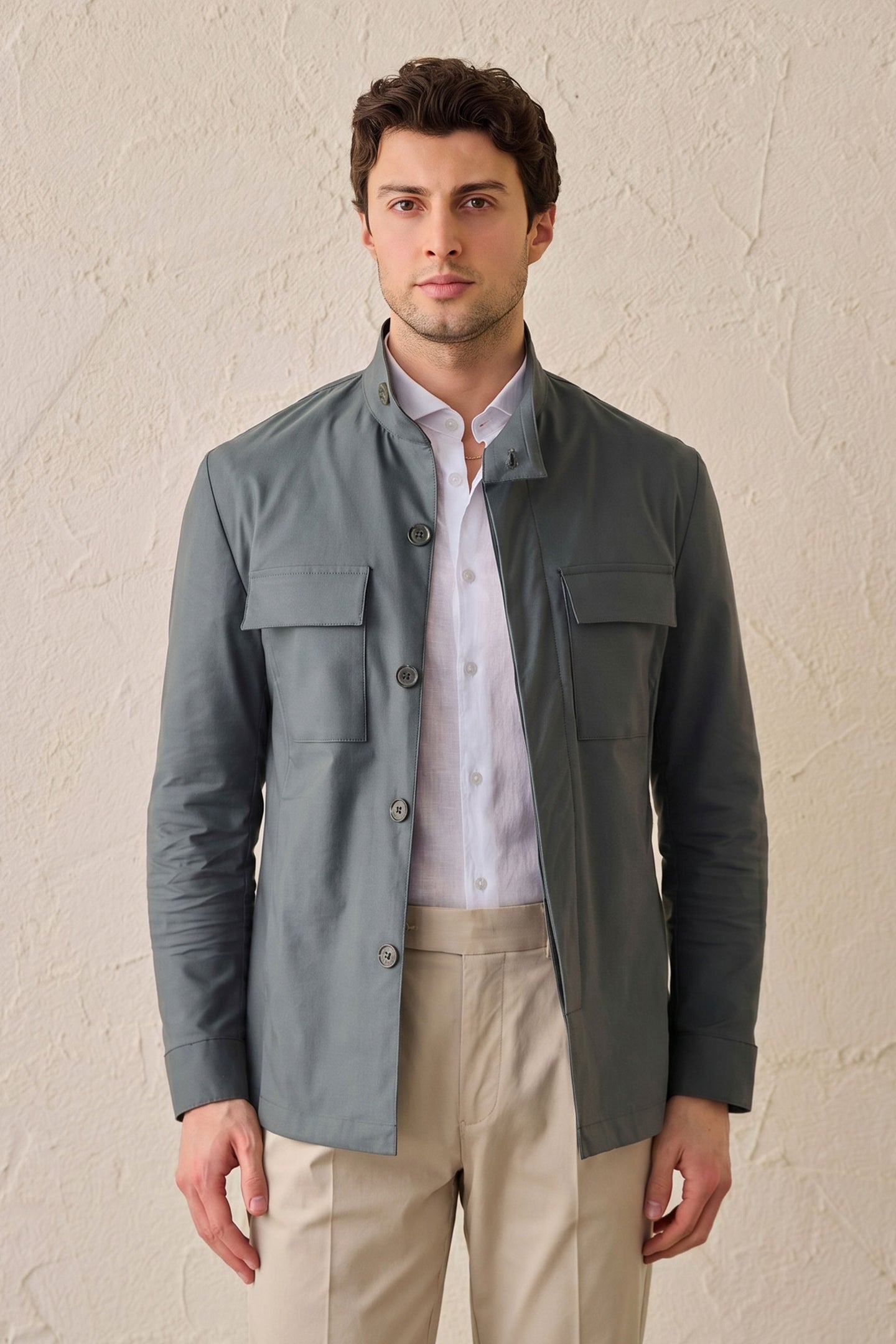 Conjunto de chaqueta safari de mezcla de algodón verde salvia y pantalón beige para hombre. Atuendo elegante e informal.