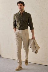 Pantalones casuales elegantes plisados color beige para hombre, corte clásico a medida.