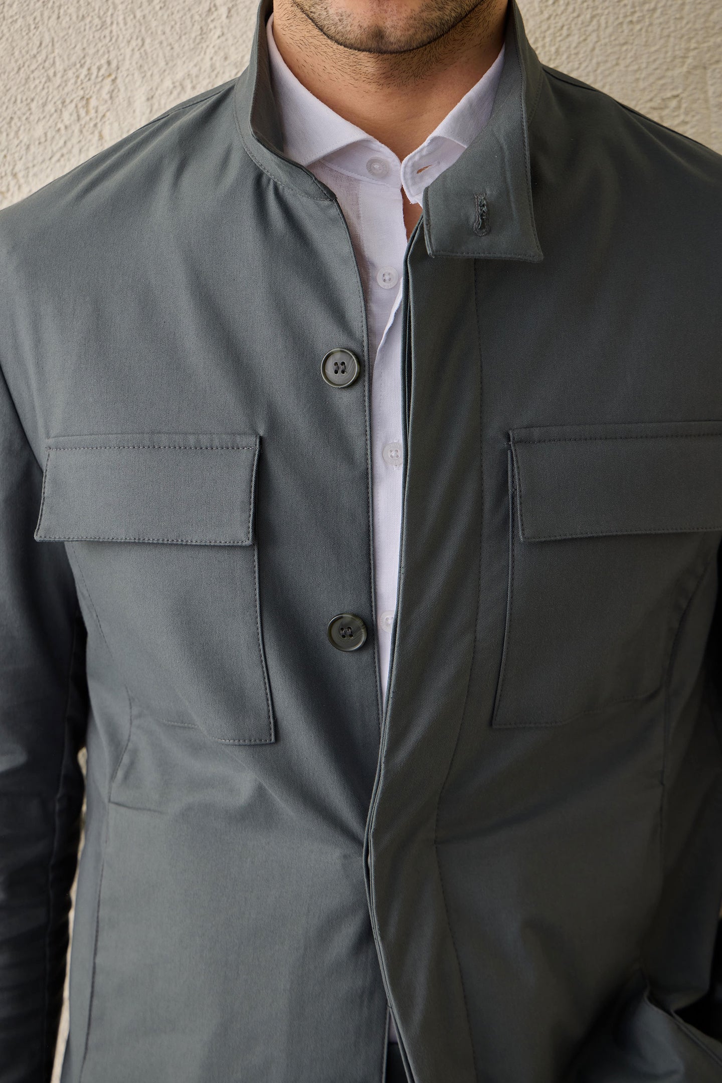 Conjunto de chaqueta safari de mezcla de algodón verde salvia y pantalón beige para hombre. Atuendo elegante e informal.