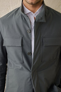 Conjunto de chaqueta safari de mezcla de algodón verde salvia y pantalón beige para hombre. Atuendo elegante e informal.