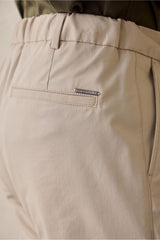 Pantalones casuales elegantes plisados color beige para hombre, corte clásico a medida.