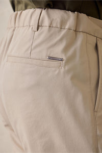 Pantalones casuales elegantes plisados color beige para hombre, corte clásico a medida.