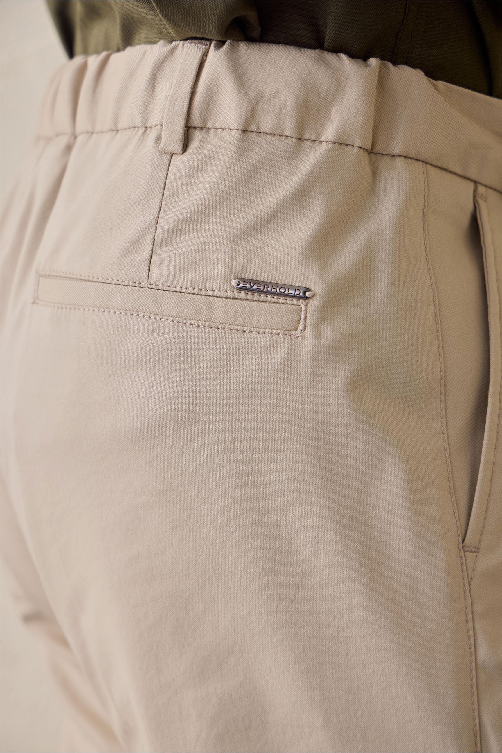 Pantalones casuales elegantes plisados color beige para hombre, corte clásico a medida.
