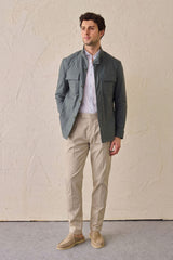 Conjunto de chaqueta safari de mezcla de algodón verde salvia y pantalón beige para hombre. Atuendo elegante e informal.