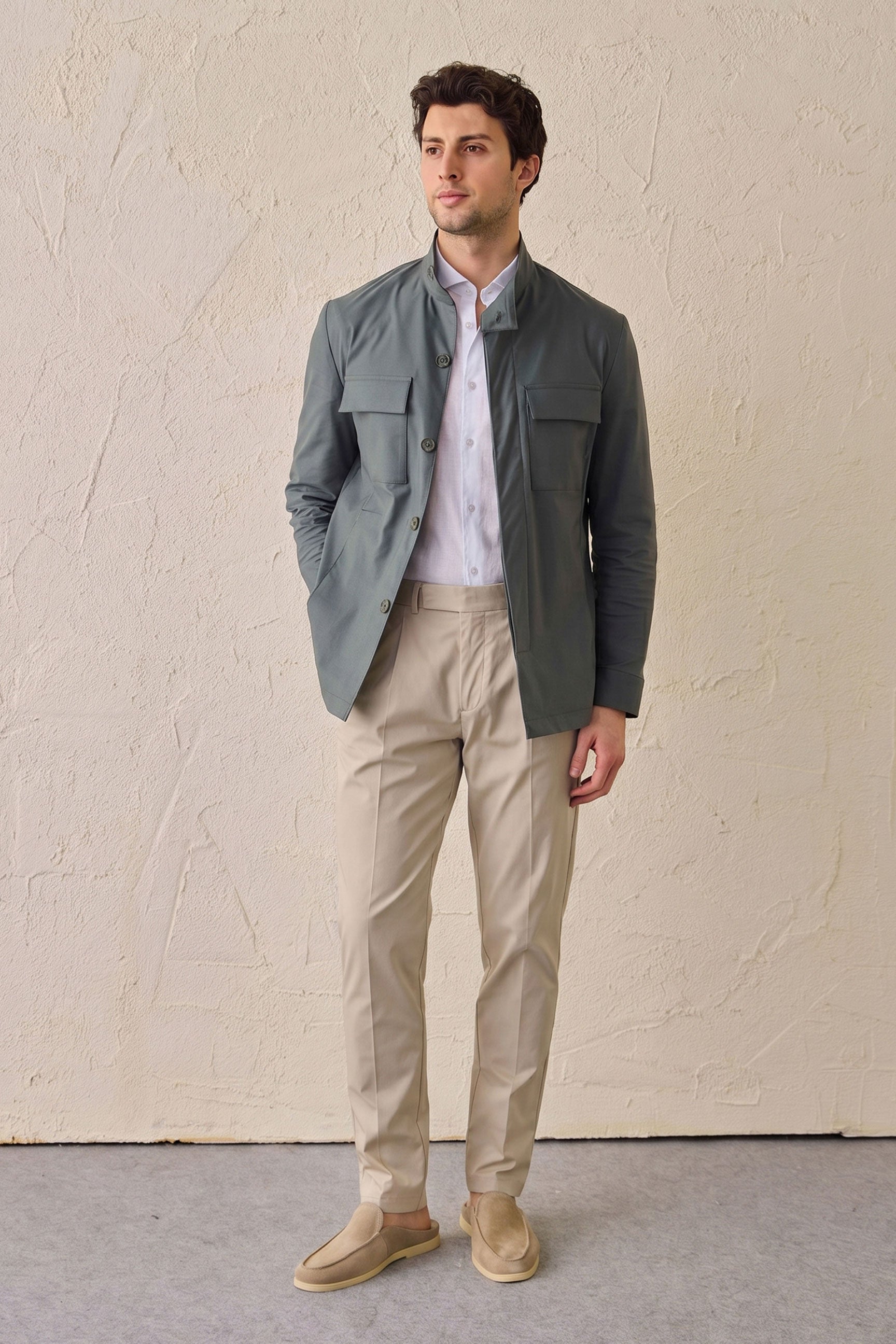 Conjunto de chaqueta safari de mezcla de algodón verde salvia y pantalón beige para hombre. Atuendo elegante e informal.