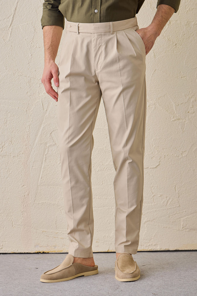 Pantalones casuales elegantes plisados color beige para hombre, corte clásico a medida.