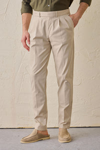 Traje de dos piezas beige elegante e informal para hombre, estilo safari, con cuello alto y tejido elástico.