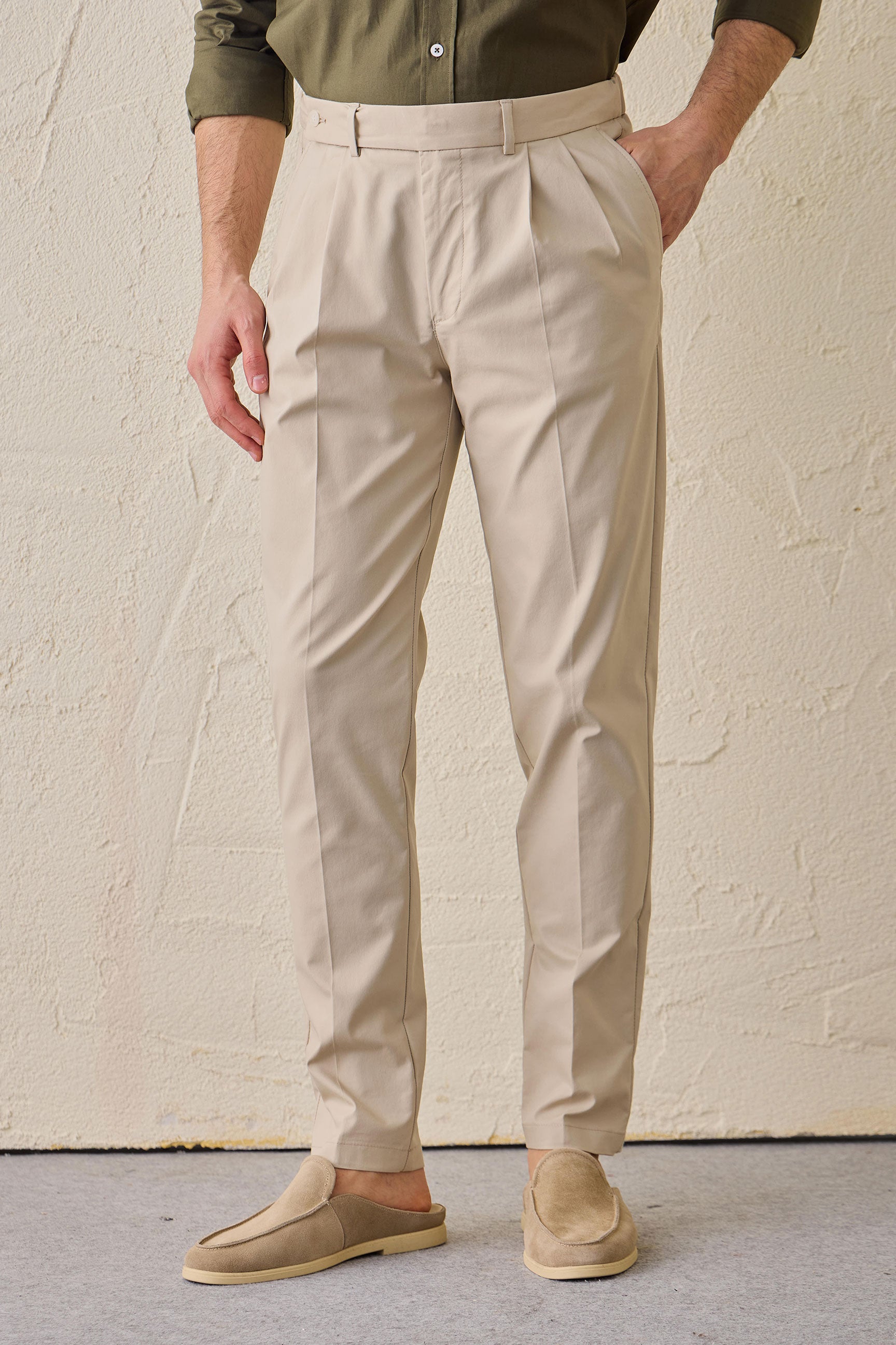 Traje de dos piezas beige elegante e informal para hombre, estilo safari, con cuello alto y tejido elástico.