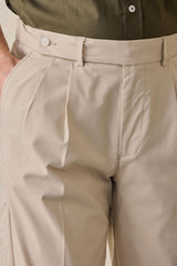 Traje de dos piezas beige elegante e informal para hombre, estilo safari, con cuello alto y tejido elástico.
