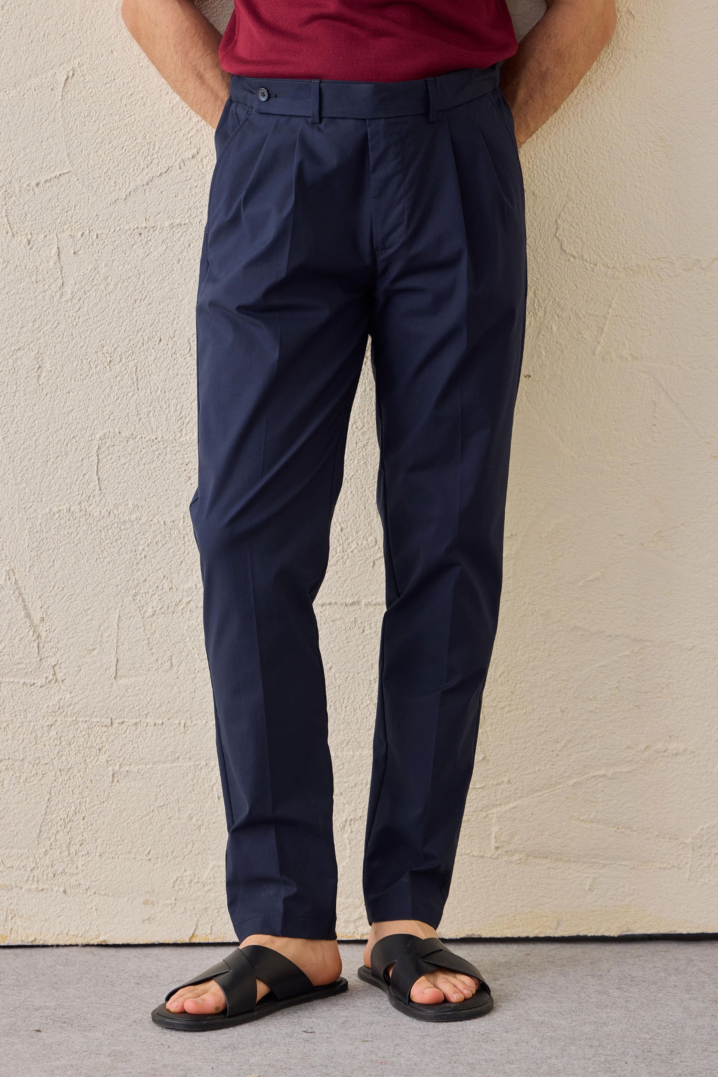 Pantalones casuales elegantes azul marino plisados para hombre, corte clásico a medida.