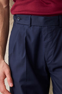 Pantalones casuales elegantes azul marino plisados para hombre, corte clásico a medida.